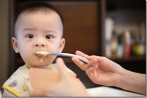 bébé mange à sa faim